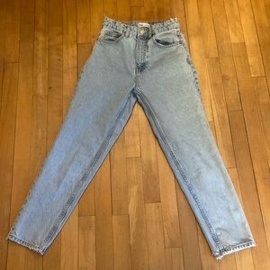 Zara cropped light wash jeans. Size 2, inseam 26 inches.